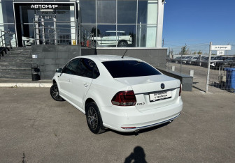 Подержанный автомобиль Volkswagen Polo Sedan 2016 года (7 фото)