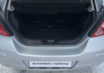 Подержанный автомобиль Nissan Tiida Hatchback 2013 года (13 фото)