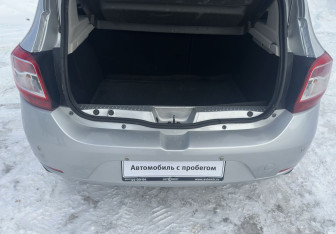 Подержанный автомобиль Renault Sandero 2014 года (15 фото)