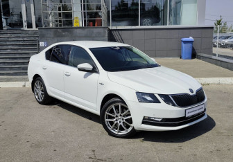 Подержанный автомобиль Skoda Octavia Liftback 2020 года (3 фото)