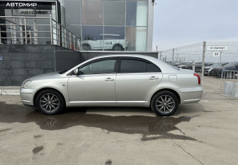 Подержанный автомобиль Toyota Avensis Sedan 2004 года (8 фото)