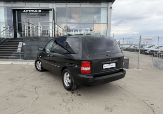 Подержанный автомобиль Kia Carnival 2004 года (7 фото)