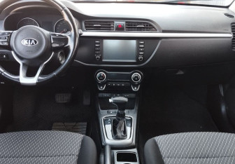 Подержанный автомобиль Kia Rio Sedan 2019 года (10 фото)