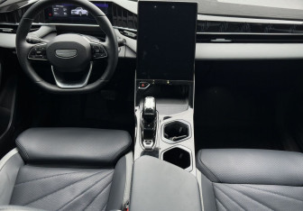 Подержанный автомобиль Geely Atlas 2024 года (10 фото)