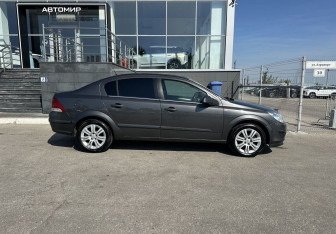Подержанный автомобиль Opel Astra Sedan 2011 года (4 фото)