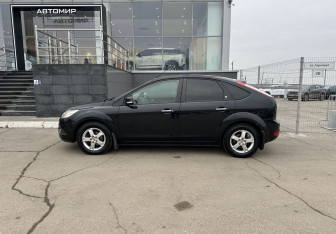 Подержанный автомобиль Ford Focus Hatchback 2008 года (8 фото)