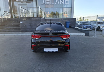 Подержанный автомобиль Kia Rio Sedan 2018 года (6 фото)