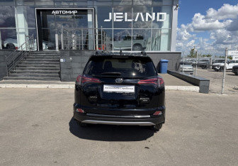 Подержанный автомобиль Toyota RAV4 2017 года (6 фото)
