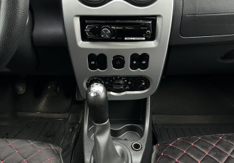 Подержанный автомобиль Renault Sandero 2012 года (11 фото)