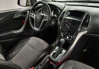 Подержанный автомобиль Opel Astra Hatchback 2011 года (10 фото)