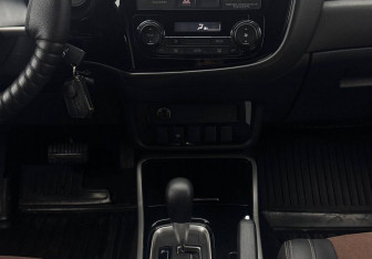 Подержанный автомобиль Mitsubishi Outlander 2018 года (11 фото)