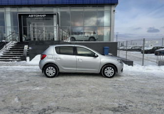 Подержанный автомобиль Renault Sandero 2014 года (4 фото)