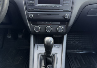 Подержанный автомобиль Skoda Octavia Liftback 2014 года (11 фото)