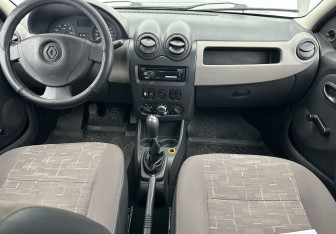 Подержанный автомобиль Renault Logan Sedan 2011 года (10 фото)