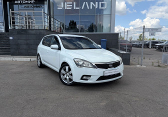 Подержанный автомобиль Kia Ceed Hatchback 2011 года (3 фото)