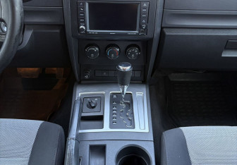 Подержанный автомобиль Dodge Nitro 2007 года (11 фото)