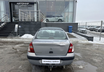 Подержанный автомобиль Renault Symbol 2005 года (6 фото)