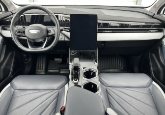 Подержанный автомобиль Geely Atlas 2024 года (10 фото)