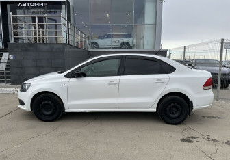 Подержанный автомобиль Volkswagen Polo Sedan 2013 года (8 фото)