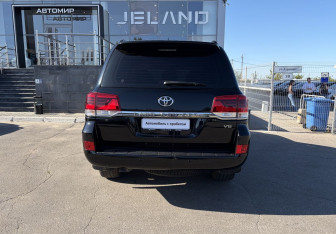Подержанный автомобиль Toyota Land Cruiser Suv 2016 года (6 фото)