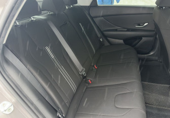 Подержанный автомобиль Hyundai Elantra Sedan 2021 года (12 фото)