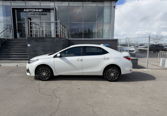 Подержанный автомобиль Toyota Corolla Sedan 2017 года (8 фото)
