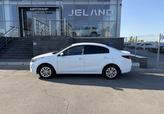 Подержанный автомобиль Kia Rio Sedan 2017 года (8 фото)