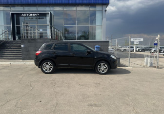 Подержанный автомобиль Nissan Qashqai 2013 года (4 фото)
