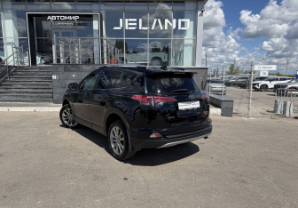 Подержанный автомобиль Toyota RAV4 2017 года (7 фото)