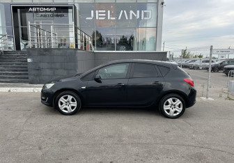 Подержанный автомобиль Opel Astra Hatchback 2012 года (8 фото)