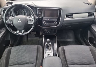 Подержанный автомобиль Mitsubishi Outlander 2018 года (10 фото)
