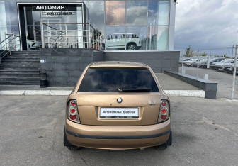 Подержанный автомобиль Skoda Fabia Hatchback 2001 года (6 фото)
