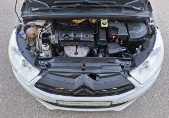 Подержанный автомобиль Citroen C4 Hatchback 2012 года (13 фото)