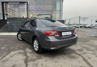 Подержанный автомобиль Toyota Corolla Sedan 2012 года (7 фото)