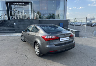 Подержанный автомобиль Kia Cerato Sedan 2013 года (7 фото)