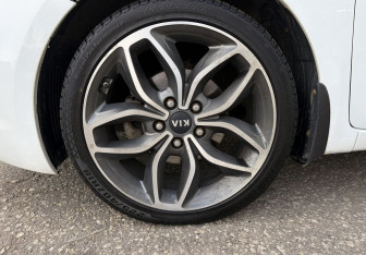 Подержанный автомобиль Kia Ceed Hatchback 2013 года (14 фото)