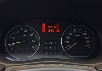 Подержанный автомобиль Renault Sandero 2011 года (9 фото)