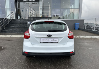 Подержанный автомобиль Ford Focus Hatchback 2012 года (6 фото)