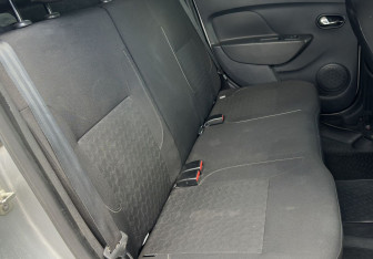 Подержанный автомобиль Renault Logan Sedan 2015 года (12 фото)