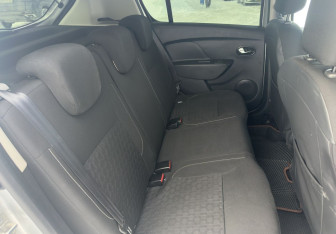 Подержанный автомобиль Renault Sandero 2014 года (12 фото)