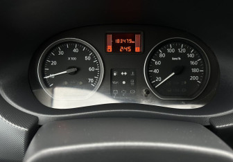 Подержанный автомобиль Renault Sandero 2012 года (9 фото)