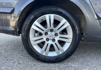 Подержанный автомобиль Opel Astra Sedan 2011 года (15 фото)