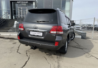 Подержанный автомобиль Toyota Land Cruiser Suv 2011 года (5 фото)