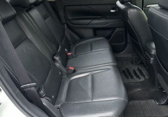 Подержанный автомобиль Mitsubishi Outlander 2012 года (12 фото)