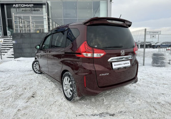 Подержанный автомобиль Honda Freed 2017 года (7 фото)