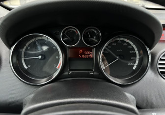 Подержанный автомобиль Peugeot 308 Hatchback 2010 года (9 фото)