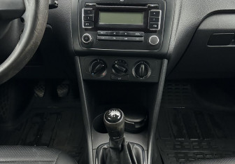 Подержанный автомобиль Volkswagen Polo Sedan 2012 года (11 фото)