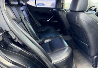 Подержанный автомобиль Lexus IS Sedan 2006 года (12 фото)