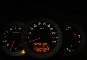 Подержанный автомобиль Toyota RAV4 2006 года (9 фото)