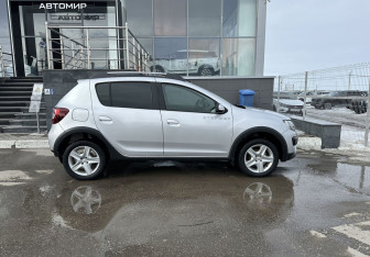 Подержанный автомобиль Renault Sandero 2015 года (4 фото)